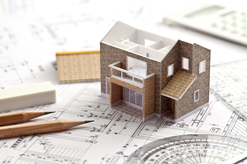 家の模型と設計図